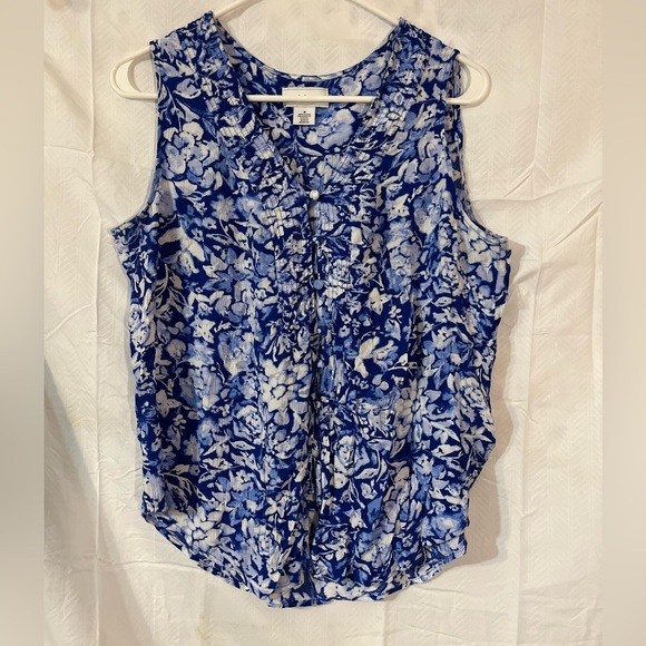 Liz Claiborne Tops - Liz Claiborne Blue and White Sleeveless top.         AA